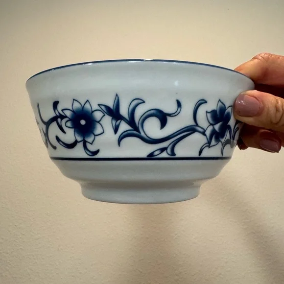 2 Blue and White Porcelain Decorative Bowls In Excellent Condition - Picture 5 of 12